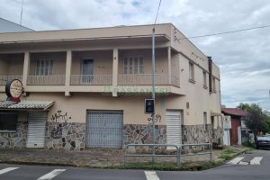 Casa com 300m², 4 dormitórios, 2 vagas, no bairro Centro em Caxias do Sul para Comprar