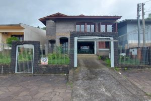 Casa com 382m², 3 vagas, no bairro Santa Catarina em Caxias do Sul para Comprar