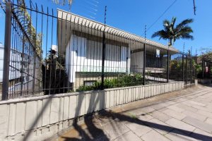 Casa com 335m², 6 dormitórios, 2 vagas, no bairro Exposição em Caxias do Sul para Comprar
