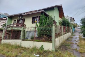 Casa com 150m², 3 dormitórios, 3 vagas, no bairro Kayser em Caxias do Sul para Comprar