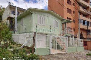 Casa com 110m², 3 dormitórios, 1 vaga, no bairro Medianeira em Caxias do Sul para Comprar