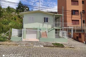 Casa com 110m², 3 dormitórios, 1 vaga, no bairro Medianeira em Caxias do Sul para Comprar