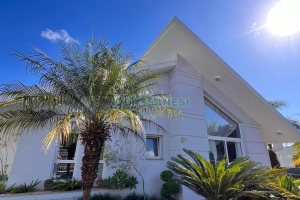 Casa com 874m², 4 dormitórios, 6 vagas, no bairro Cinqüentenário em Caxias do Sul para Comprar