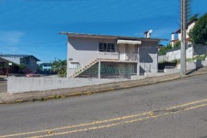 Casa com 90m², 3 dormitórios, 1 vaga, no bairro Universitário em Caxias do Sul para Alugar