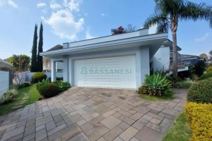 Casa com 552m², 4 dormitórios, 4 vagas, no bairro Sant Etiene em Caxias do Sul para Comprar