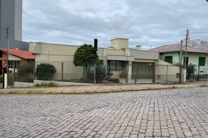 Casa com 157m², 3 dormitórios, 8 vagas, no bairro Pio X em Caxias do Sul para Comprar
