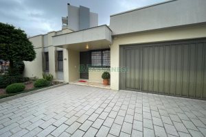 Casa com 157m², 3 dormitórios, 8 vagas, no bairro Pio X em Caxias do Sul para Comprar