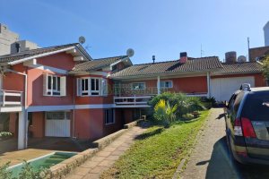 Casa com 332m², 4 dormitórios, 8 vagas, no bairro Desvio Rizzo em Caxias do Sul para Comprar