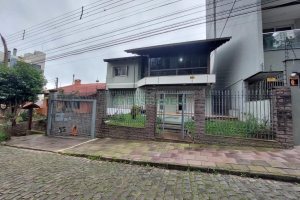 Casa com 477m², 4 dormitórios, 5 vagas, no bairro Madureira em Caxias do Sul para Comprar