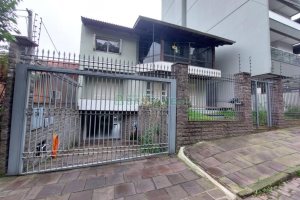Casa com 477m², 4 dormitórios, 5 vagas, no bairro Madureira em Caxias do Sul para Comprar