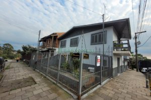 Casa com 200m², 3 dormitórios, 2 vagas, no bairro Cinqüentenário em Caxias do Sul para Comprar