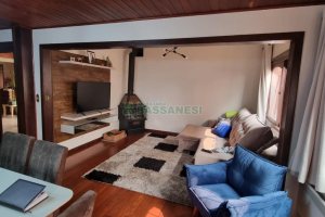 Casa com 317m², 3 dormitórios, 2 vagas, no bairro De Lazzer em Caxias do Sul para Comprar