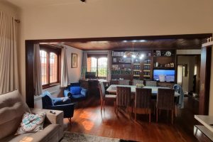 Casa com 317m², 3 dormitórios, 2 vagas, no bairro De Lazzer em Caxias do Sul para Comprar