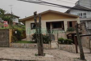 Casa com 228m², 3 dormitórios, 2 vagas, no bairro Panazzolo em Caxias do Sul para Comprar