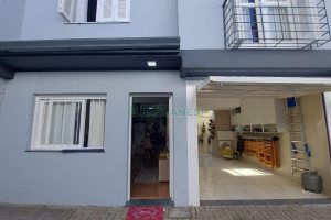 Sobrado com 86m², 3 dormitórios, 2 vagas, no bairro Interlagos em Caxias do Sul para Comprar