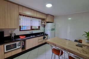 Sobrado com 185m², 3 dormitórios, 2 vagas, no bairro De Lazzer em Caxias do Sul para Comprar