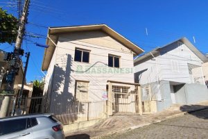 Casa com 169m², 4 dormitórios, 1 vaga, no bairro Rio Branco em Caxias do Sul para Comprar