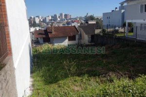 Terreno com 405m², no bairro Cinqüentenário em Caxias do Sul para Comprar