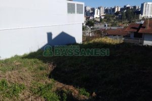 Terreno com 405m², no bairro Cinqüentenário em Caxias do Sul para Comprar