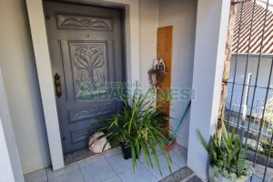 Casa com 330m², 3 dormitórios, 2 vagas, no bairro Rio Branco em Caxias do Sul para Comprar