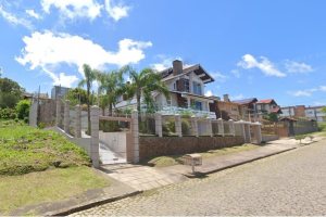 Casa com 600m², 3 dormitórios, 3 vagas, no bairro Cinqüentenário em Caxias do Sul para Comprar