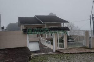 Casa com 258m², 3 dormitórios, 2 vagas, no bairro Santa Lúcia em Caxias do Sul para Comprar