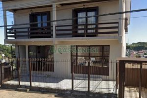 Casa com 234m², 8 dormitórios, 4 vagas, no bairro Serrano em Caxias do Sul para Comprar