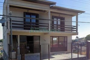 Casa com 234m², 8 dormitórios, 4 vagas, no bairro Serrano em Caxias do Sul para Comprar