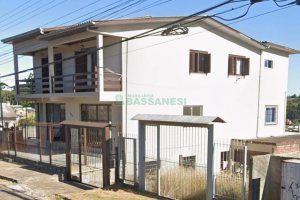 Casa com 234m², 8 dormitórios, 4 vagas, no bairro Serrano em Caxias do Sul para Comprar