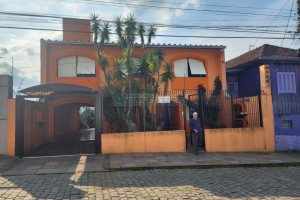 Casa com 200m², 3 dormitórios, 2 vagas, no bairro Sagrada Família em Caxias do Sul para Comprar