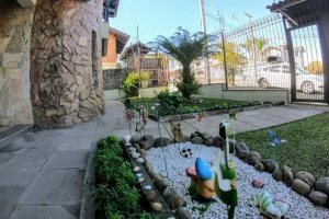 Casa com 353m², 4 dormitórios, 2 vagas, no bairro Petrópolis em Caxias do Sul para Comprar