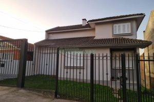 Casa com 141m², 3 dormitórios, 1 vaga, no bairro Santa Lúcia em Caxias do Sul para Comprar