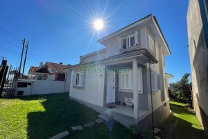 Casa com 141m², 3 dormitórios, 1 vaga, no bairro Santa Lúcia em Caxias do Sul para Comprar