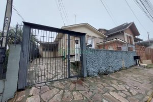 Casa com 141m², 2 dormitórios, 4 vagas, no bairro Marechal Floriano em Caxias do Sul para Comprar