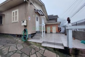 Casa com 141m², 2 dormitórios, 4 vagas, no bairro Marechal Floriano em Caxias do Sul para Comprar