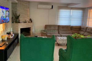 Casa com 265m², 4 dormitórios, 4 vagas, no bairro Vinhedos em Caxias do Sul para Comprar