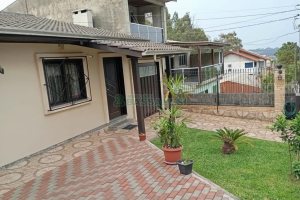 Casa com 288m², 3 dormitórios, 5 vagas, no bairro Charqueadas em Caxias do Sul para Comprar