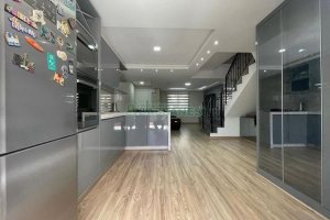 Sobrado com 139m², 3 dormitórios, 2 vagas, no bairro São Victor COHAB em Caxias do Sul para Comprar