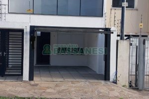 Sobrado com 75m², 2 dormitórios, 2 vagas, no bairro Vinhedos em Caxias do Sul para Comprar