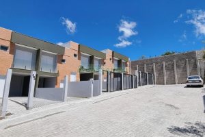 Sobrado com 94m², 3 dormitórios, 2 vagas, no bairro Cristo Redentor em Caxias do Sul para Comprar