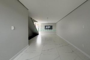 Casa com 110m², 2 dormitórios, 2 vagas, no bairro Esplanada em Caxias do Sul para Comprar