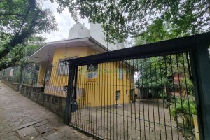 Casa com 200m², 3 dormitórios, 2 vagas, no bairro Pio X em Caxias do Sul para Comprar