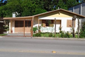 Casa com 116m², 3 dormitórios, 2 vagas, no bairro Vinhedos em Caxias do Sul para Comprar