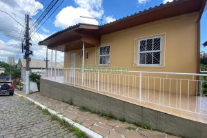 Casa com 161m², 4 dormitórios, 2 vagas, no bairro Rio Branco em Caxias do Sul para Comprar