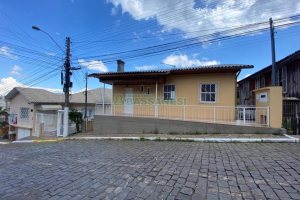 Casa com 161m², 4 dormitórios, 2 vagas, no bairro Rio Branco em Caxias do Sul para Comprar