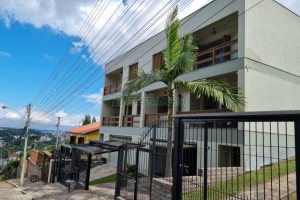 Sobrado com 182m², 3 dormitórios, 2 vagas, no bairro De Lazzer em Caxias do Sul para Comprar