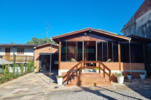 Casa com 188m², 3 dormitórios, 2 vagas, no bairro Charqueadas em Caxias do Sul para Comprar