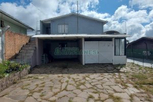 Casa com 80m², 2 dormitórios, 1 vaga, no bairro Kayser em Caxias do Sul para Alugar