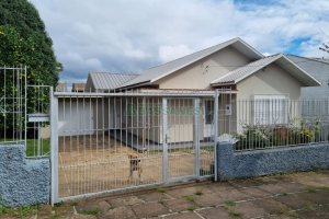Casa com 220m², 3 dormitórios, 2 vagas, no bairro Kayser em Caxias do Sul para Comprar
