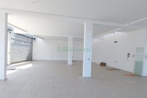 Loja com 322m², 5 vagas, no bairro Desvio Rizzo em Caxias do Sul para Alugar